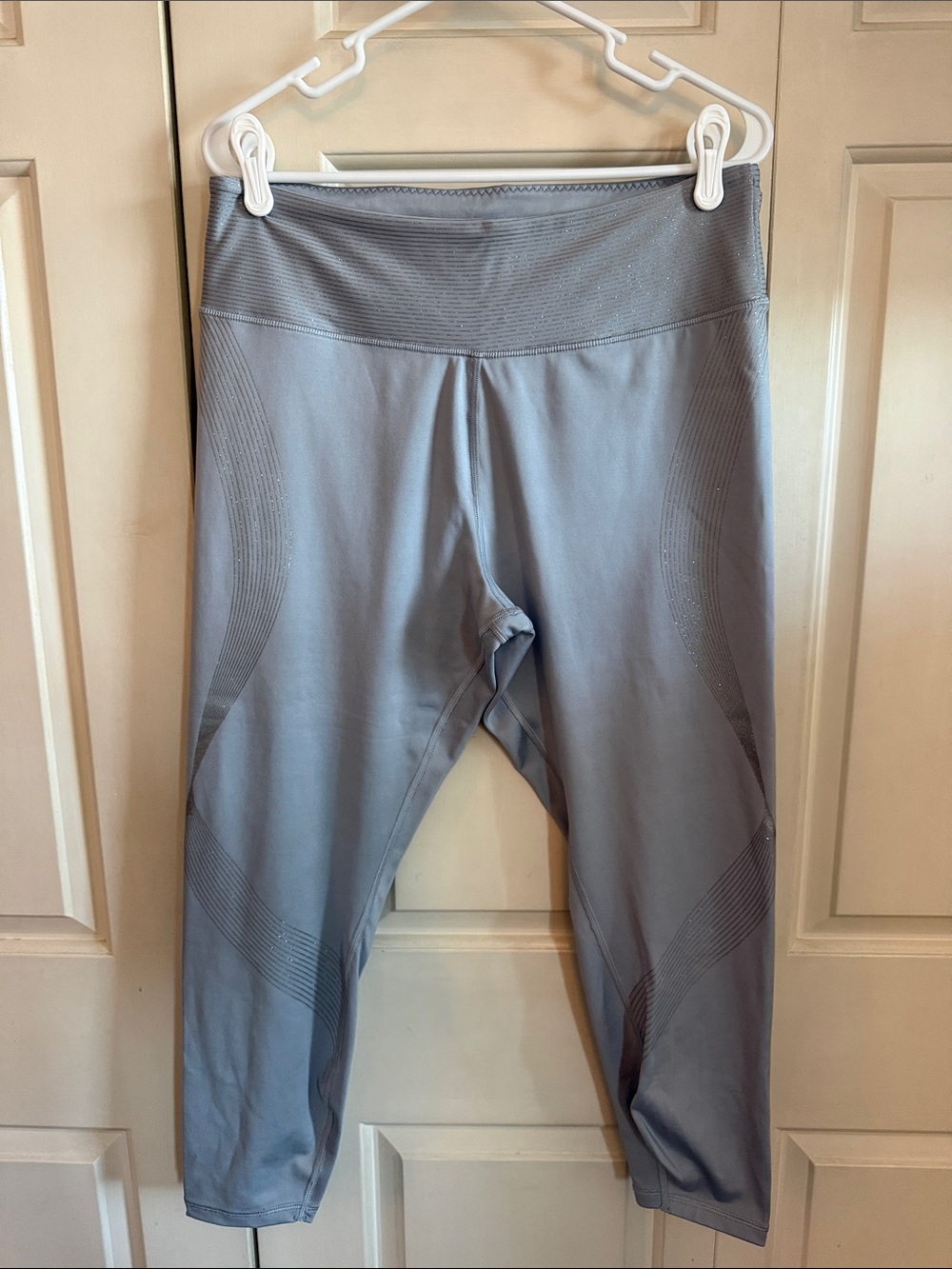 Victoria's Secret Light Gray Cropped Performance Leggings
